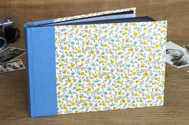 Landscape format photo album with chic flowers